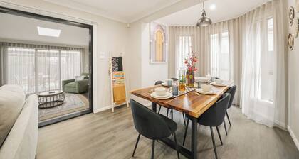 Entire Home in Plumpton | Sleeps 9 | 8-Car Parking Near Eastern Creek