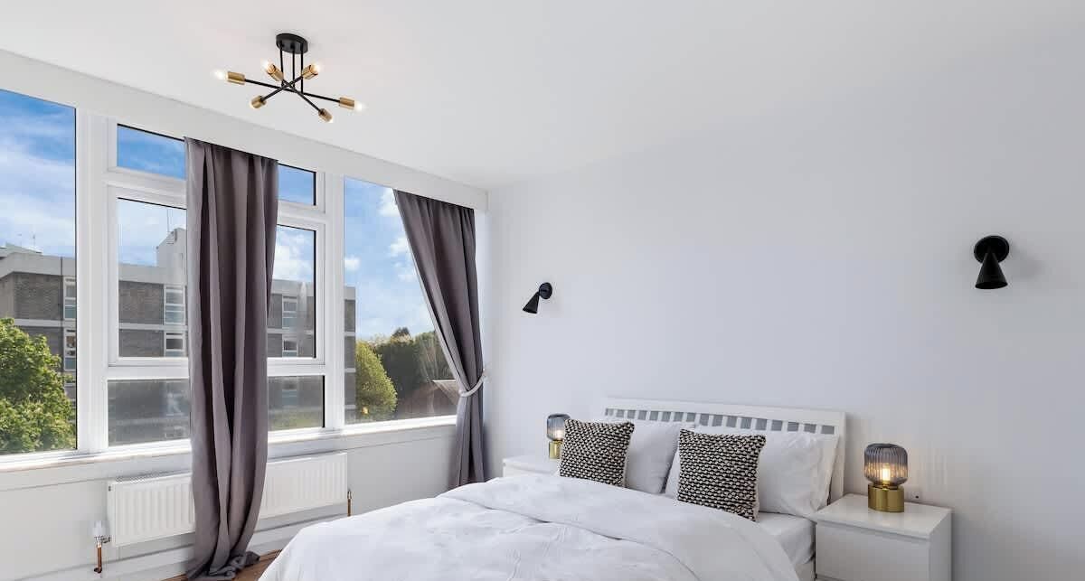 2 habitaciones, tabla de planchar con plancha y ropa de cama 