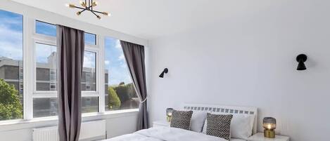 2 habitaciones, tabla de planchar con plancha y ropa de cama