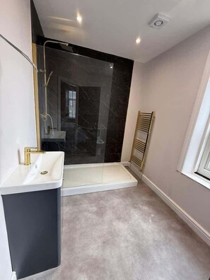Shower, hair dryer, towels - Contractor 9 BR Ensuite House - Nissan & Stadium (Tyne and Wear)