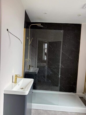 Shower, hair dryer, towels - Contractor 9 BR Ensuite House - Nissan & Stadium (Tyne and Wear)