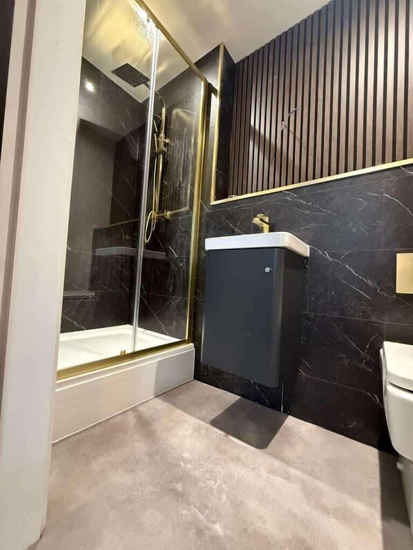 Shower, hair dryer, towels - Contractor 9 BR Ensuite House - Nissan & Stadium (Tyne and Wear)