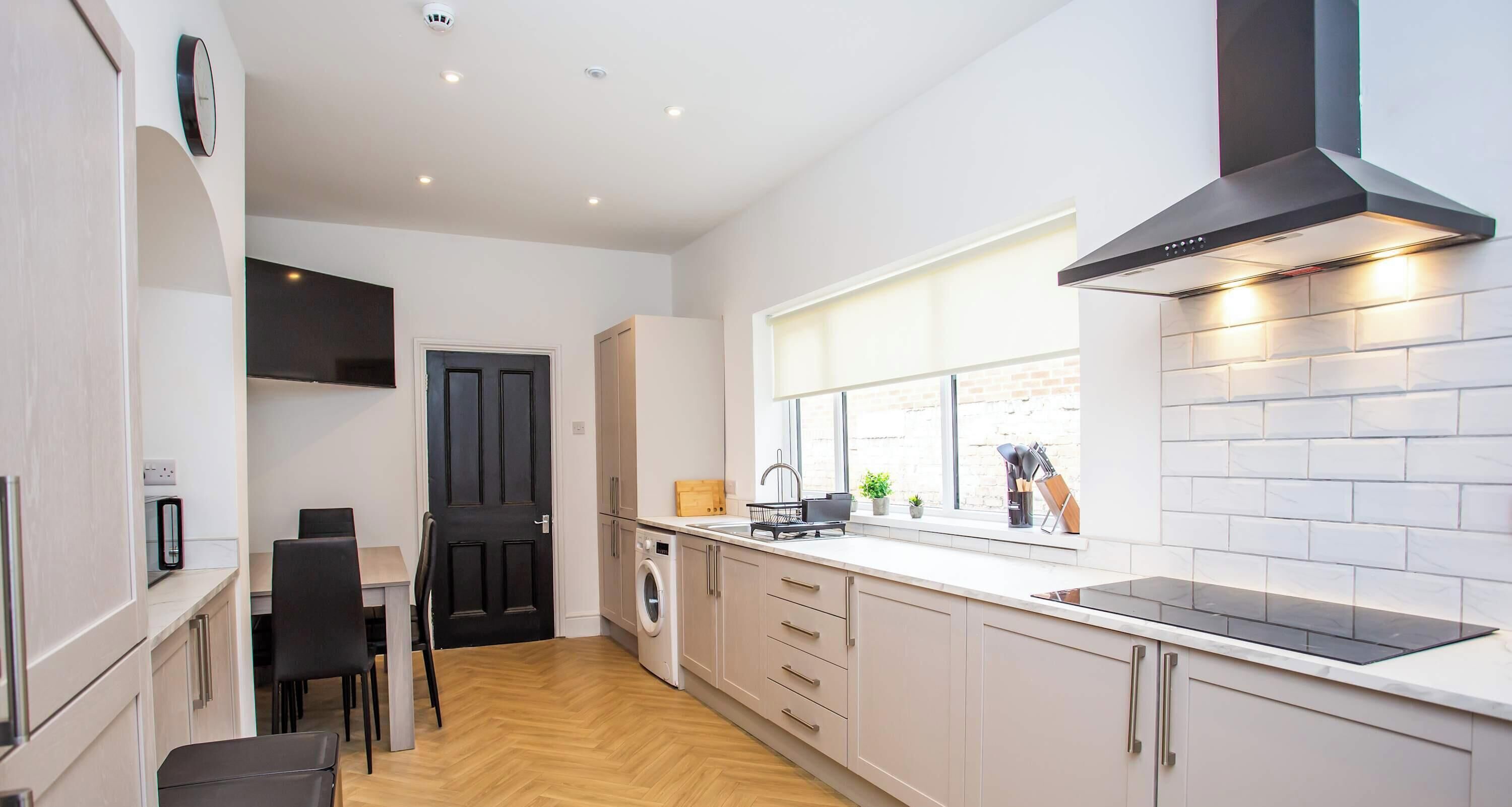 Fridge, oven, stovetop, electric kettle