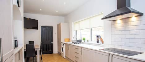 Fridge, oven, stovetop, electric kettle
