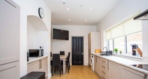Fridge, oven, stovetop, electric kettle - Modern 6BR Sunderland Home | Sleeps 12 | Parking (Tyne and Wear)