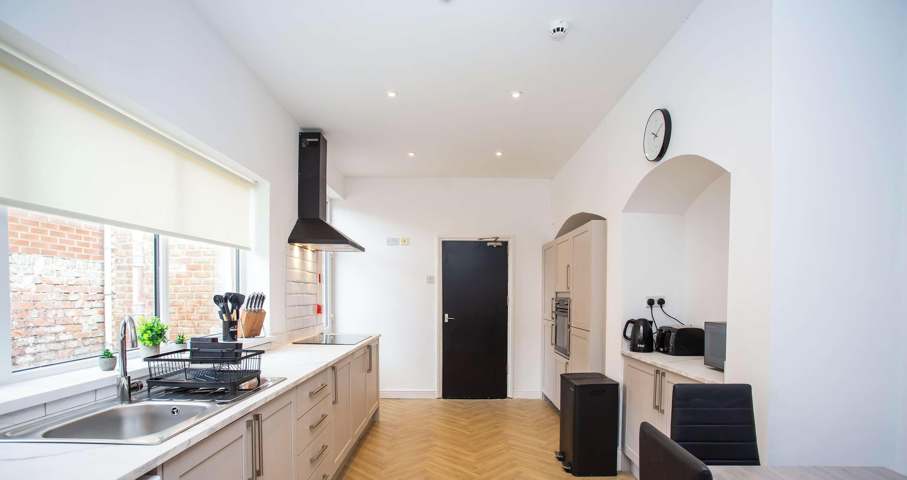 Fridge, oven, stovetop, electric kettle