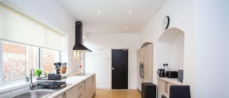 Fridge, oven, stovetop, electric kettle