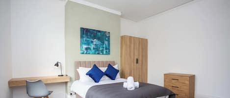 6 bedrooms, iron/ironing board, WiFi, bed sheets