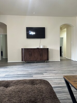 Interior - Spacious 4-bedroom house in charming Katy with AC and fitness room (Katy)