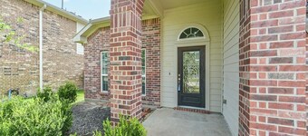 Spacious 4-bedroom house in charming Katy with AC and fitness room