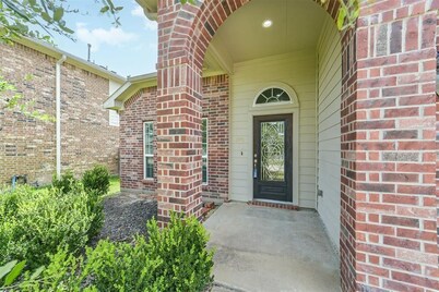 Spacious 4-bedroom house in charming Katy with AC and fitness room