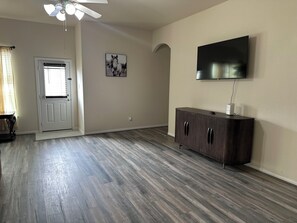 Interior - Spacious 4-bedroom house in charming Katy with AC and fitness room (Katy)