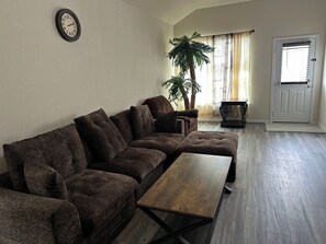 Smart TV - Spacious 4-bedroom house in charming Katy with AC and fitness room (Katy)