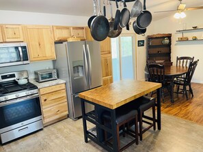 Fridge, microwave, oven, stovetop - Springs Escape, Private, Pet Friendly, Fully Fenced & Parking (Trenton)