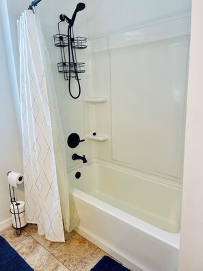 Shower, towels, soap, shampoo - Spring Haven Treehouse (Trenton)