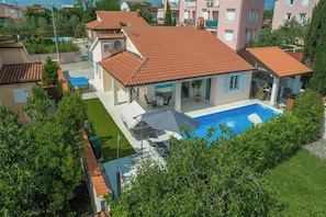 A residential property with a swimming pool, a covered patio, and a garden. - Villa Delijamo by Istrabook (Poreč)