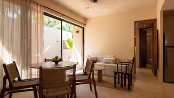Apartamento luxo, 2 quartos, piscina particular | Opções para refeição