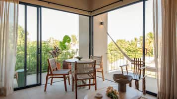 Leilighet – deluxe, balkong, delvis sjøutsikt | Spiseområde