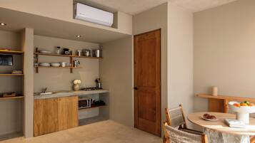 Deluxe Apartment, 2 Bedrooms | Dining
