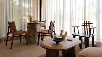 Deluxe Apartment, Balcony, Garden View | Dining