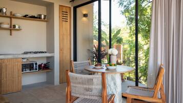 Deluxe Apartment, Balcony, Garden View | Outdoor dining