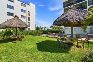 Outdoor dining - Villa Del Mar | Beachfront, Pool, Sunset Views, Sleeps 4 (Fort Myers Beach)