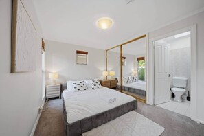 3 habitaciones, tabla de planchar con plancha, wifi y ropa de cama 