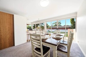 Dining - Coastal 3BR Firepit BBQ 5 min to Beach (Seven Mile Beach)
