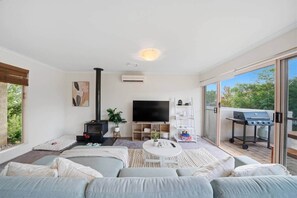 Interior - Coastal 3BR Firepit BBQ 5 min to Beach (Seven Mile Beach)