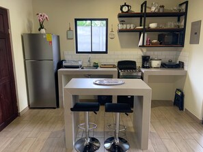 Een koelkast, een microgolfoven, een oven, een kookplaat