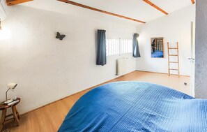 4 bedrooms, travel cot, free WiFi - Amazing home in Montady with private swimming pool, can be inside or outside (Montady)