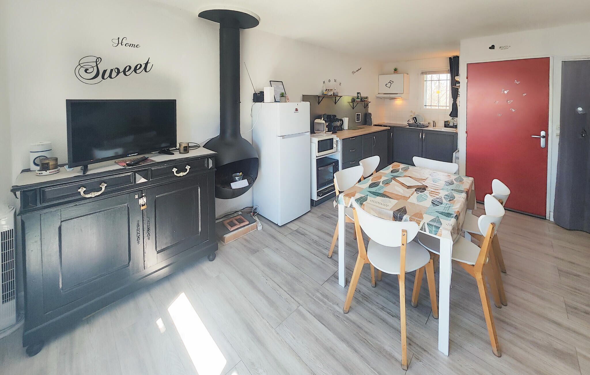 Fridge, microwave, oven, coffee/tea maker