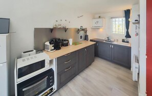 Kühlschrank, Mikrowelle, Ofen, Wasserkocher mit Kaffee-/Teezubehör