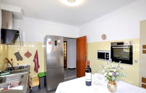Fridge, microwave, oven, stovetop - Paisible maison piscine privée (Sorède)