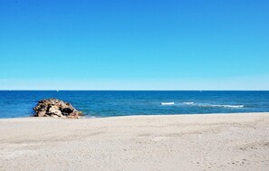 A beach with a rocky outcrop and calm sea. - Paisible maison piscine privée (Sorède)