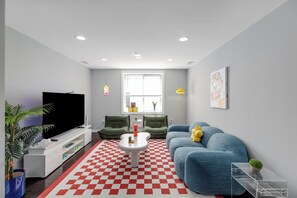 Living area - Mariocore Downtown Royal Oak Apartment - 2 Bedroom (Royal Oak)