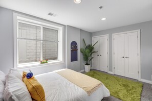 Room - Mariocore Downtown Royal Oak Apartment - 2 Bedroom (Royal Oak)