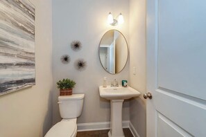 Haartrockner, Handtücher, Seife, Toilettenpapier