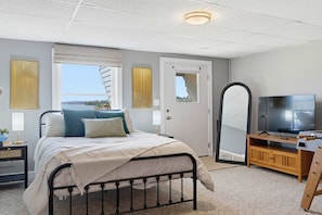 3 bedrooms, desk, WiFi, bed sheets