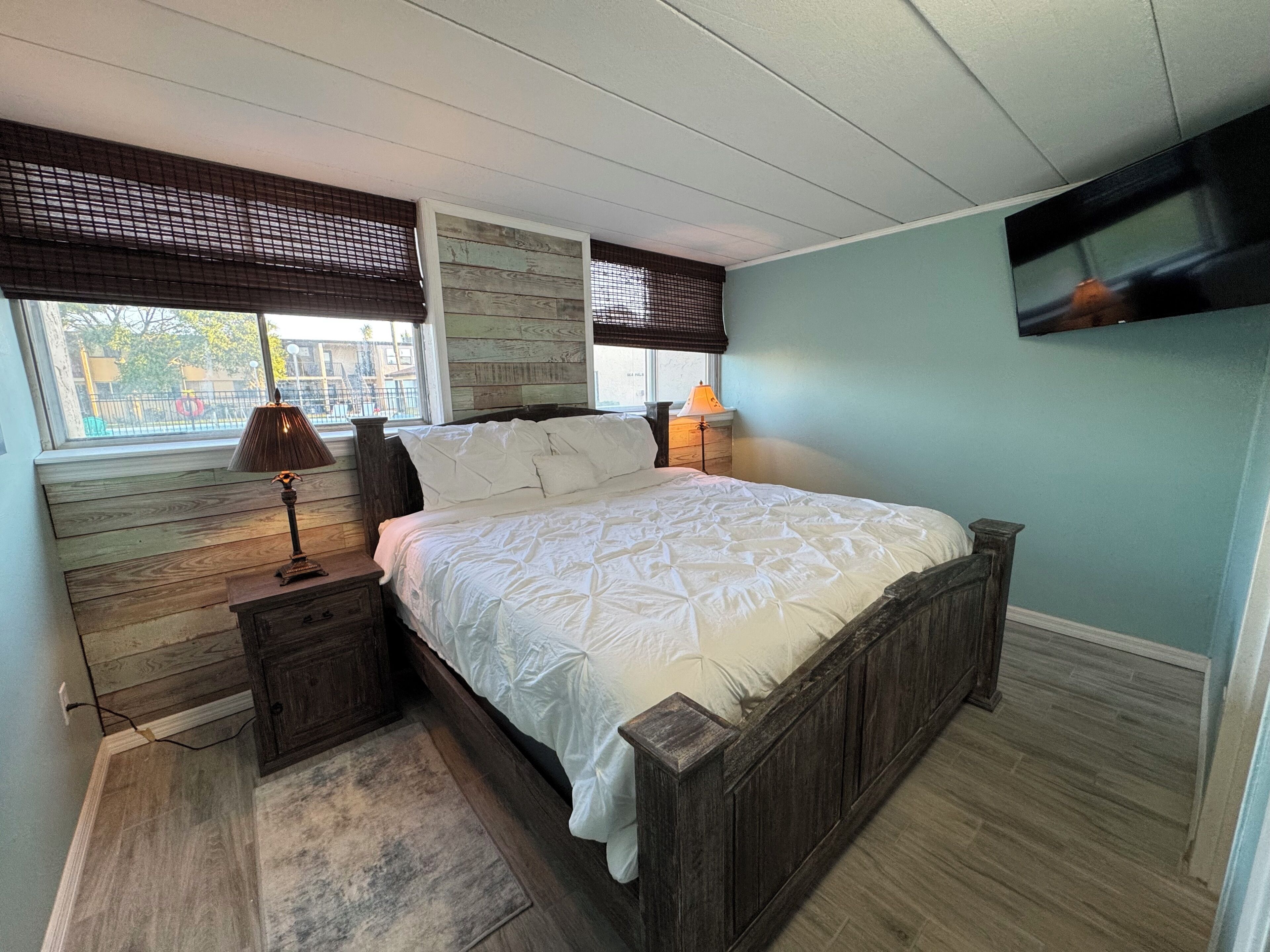 2 bedrooms, iron/ironing board, internet, bed sheets