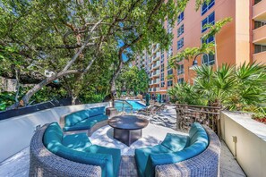 Terrace/patio - One Bedroom Coconut Grove Apartment with Large Patio & Free Parking (Miami)