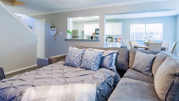 Deluxe House, 5 Bedrooms, Non Smoking, Pets Allowed | Living area