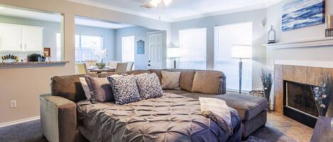 Deluxe House, 5 Bedrooms, Non Smoking, Pets Allowed | Living area