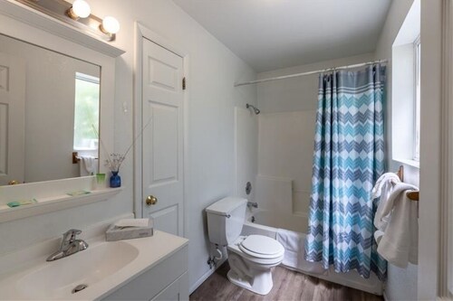 Clean, Modern & Close to Everything Double Room At Silversage Inn