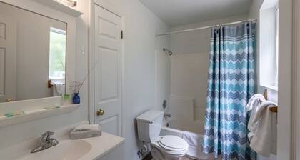 Clean, Modern & Close to Everything Double Room At Silversage Inn