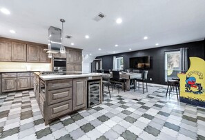 Private kitchen - Empress Luxe Family Playground (Cypress)