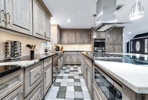 Private kitchen - Empress Luxe Family Playground (Cypress)