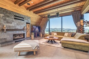 TV - Luxury mountain villa with pool, sauna and forest views. (Ravna Gora)