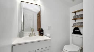 Deluxe Studio, 1 Queen Bed, Non Smoking, Pets Allowed | Bathroom