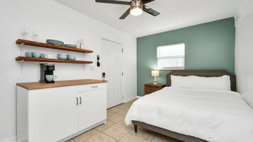 Deluxe Studio, 1 Queen Bed, Non Smoking, Pets Allowed